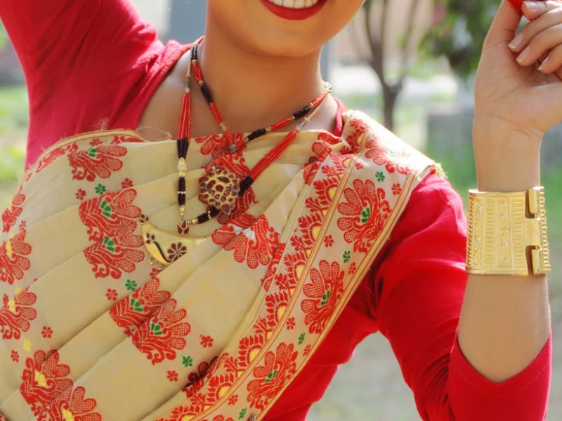 Divya Khosla Kumar Turns Bengali Beauty In White Saree, Red Puffy Blouse,  Gold Accessories, And Classy Gajra | IWMBuzz